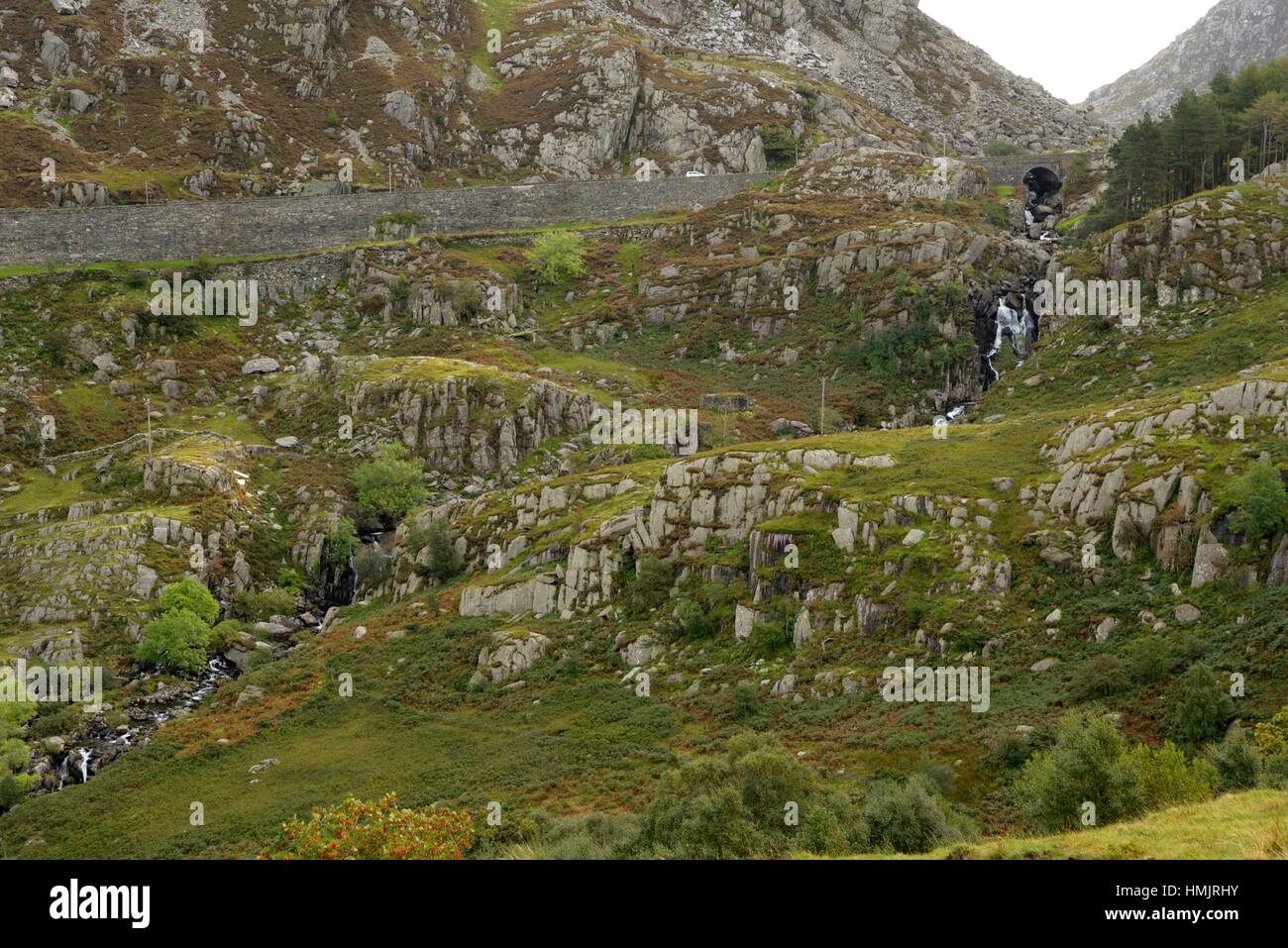 La cade al di sotto della strada di Nant Francon passano in Nant Francon Valley. (Rhaeadr Ogwen) Foto Stock