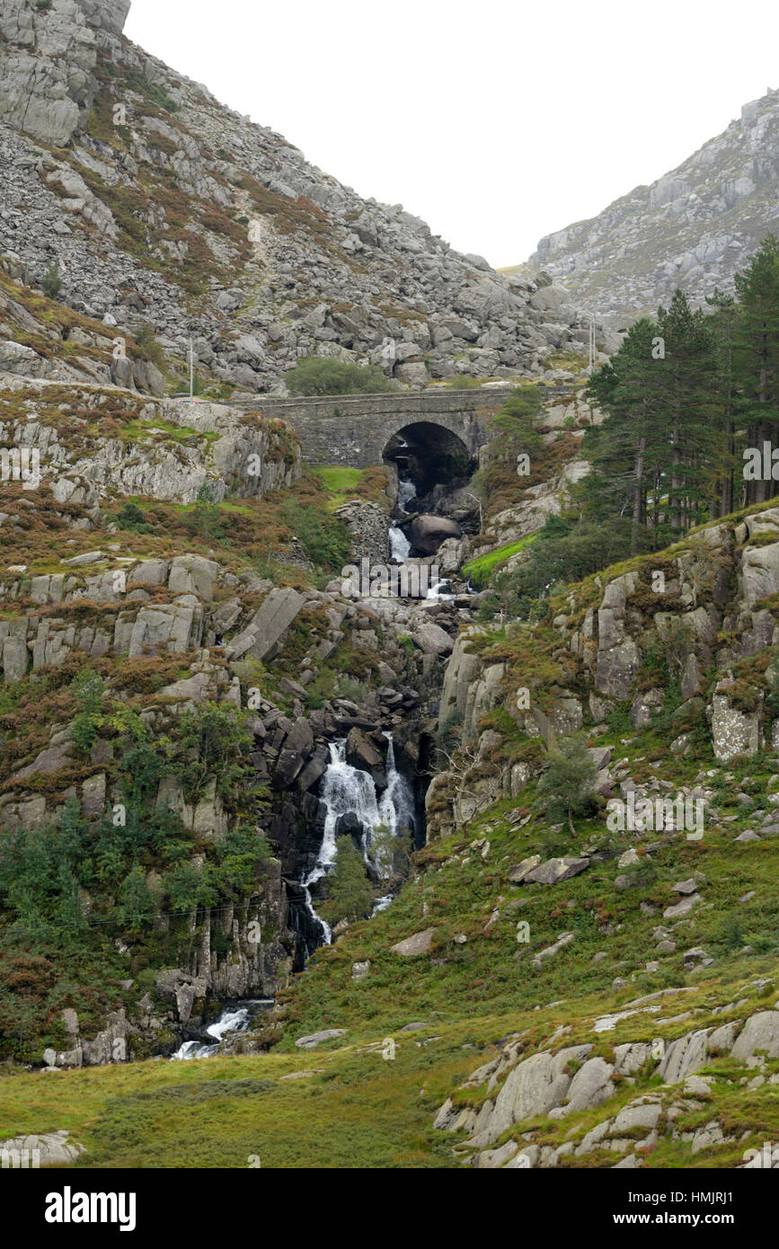 La cade al di sotto della strada di Nant Francon passano in Nant Francon Valley. (Rhaeadr Ogwen) Foto Stock