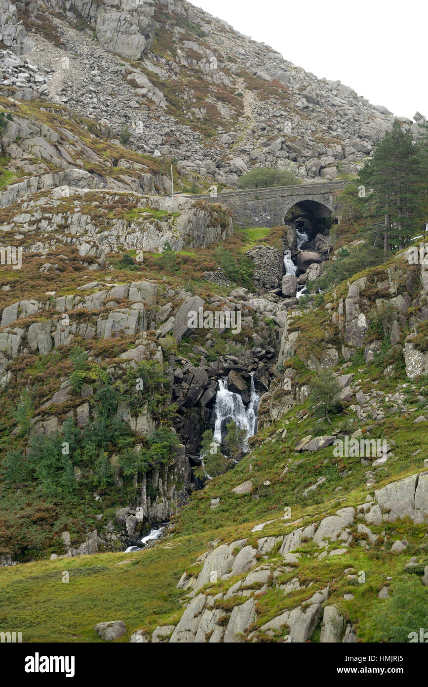 La cade al di sotto della strada di Nant Francon passano in Nant Francon Valley (Ogwen cade) Foto Stock