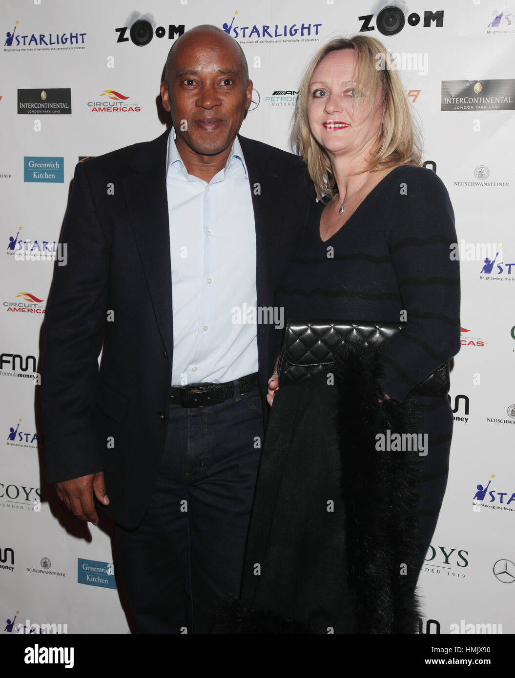 Anthony Hamilton e di sua moglie Linda arrivando a zoom F1 la carità di un evento di gala e asta in aiuto dei bambini Starlight's Foundation presso l'InterContinental London Park Lane. Foto Stock