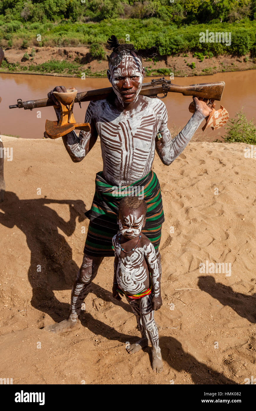 Un padre e figlio dall'Karo tribù, Kolcho Village, Valle dell'Omo, Etiopia Foto Stock