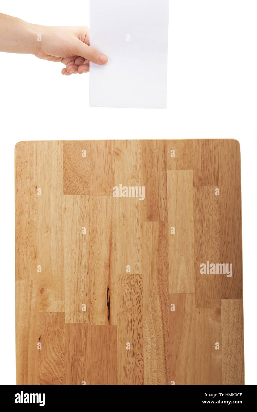 Mettere mano carta su scatola di legno isolato su bianco Foto Stock