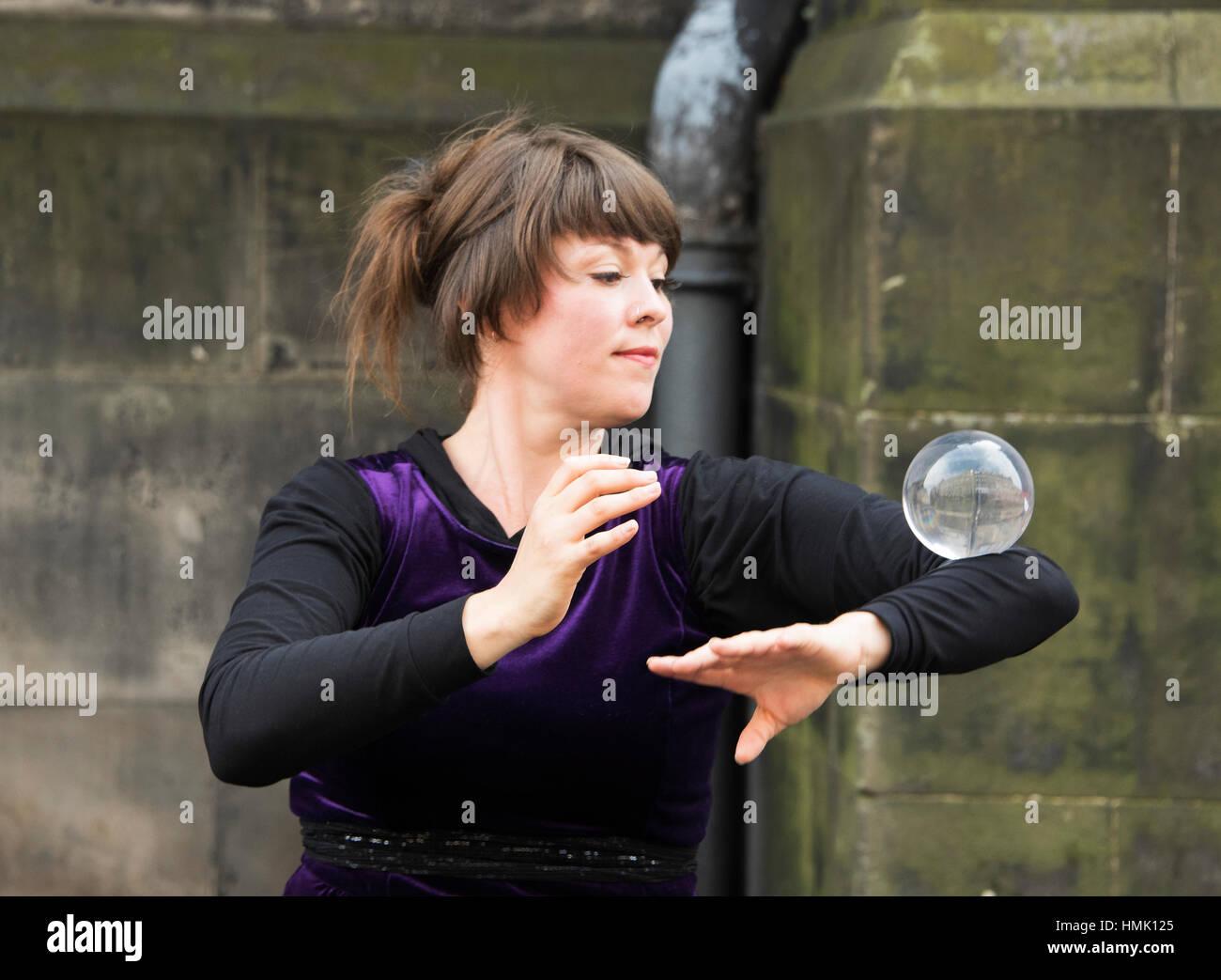 Edinburgh Fringe performer di High Street divertente la folla. Foto Stock