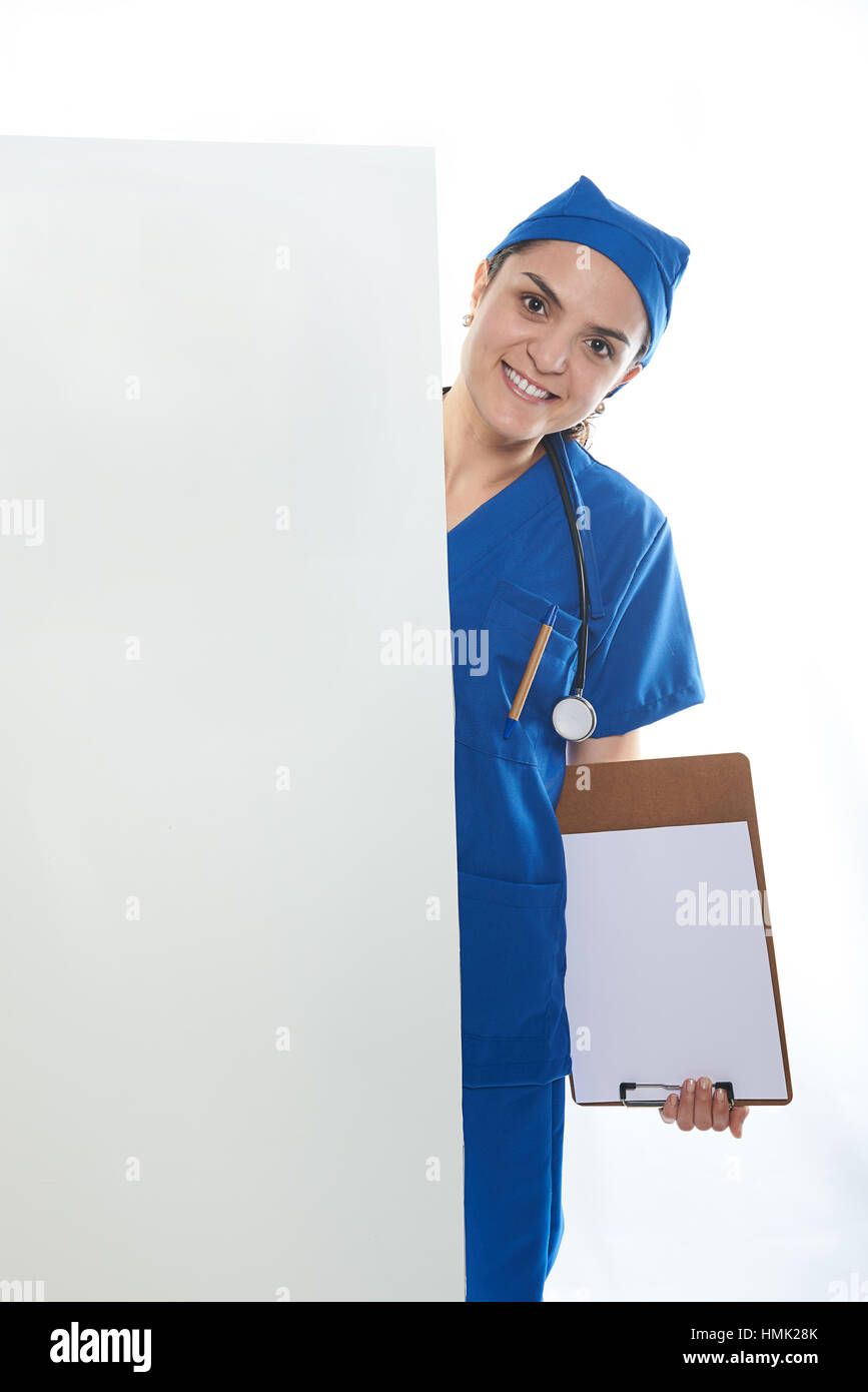 Ragazza giovane medico con grande segno e appunti a portata di mano Foto Stock