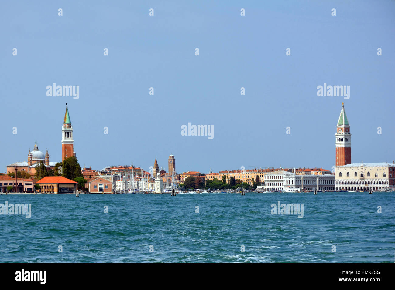 Vista dall'acqua di San Marco e San Giorgio Maggiore nella laguna di Venezia in Italia. Foto Stock