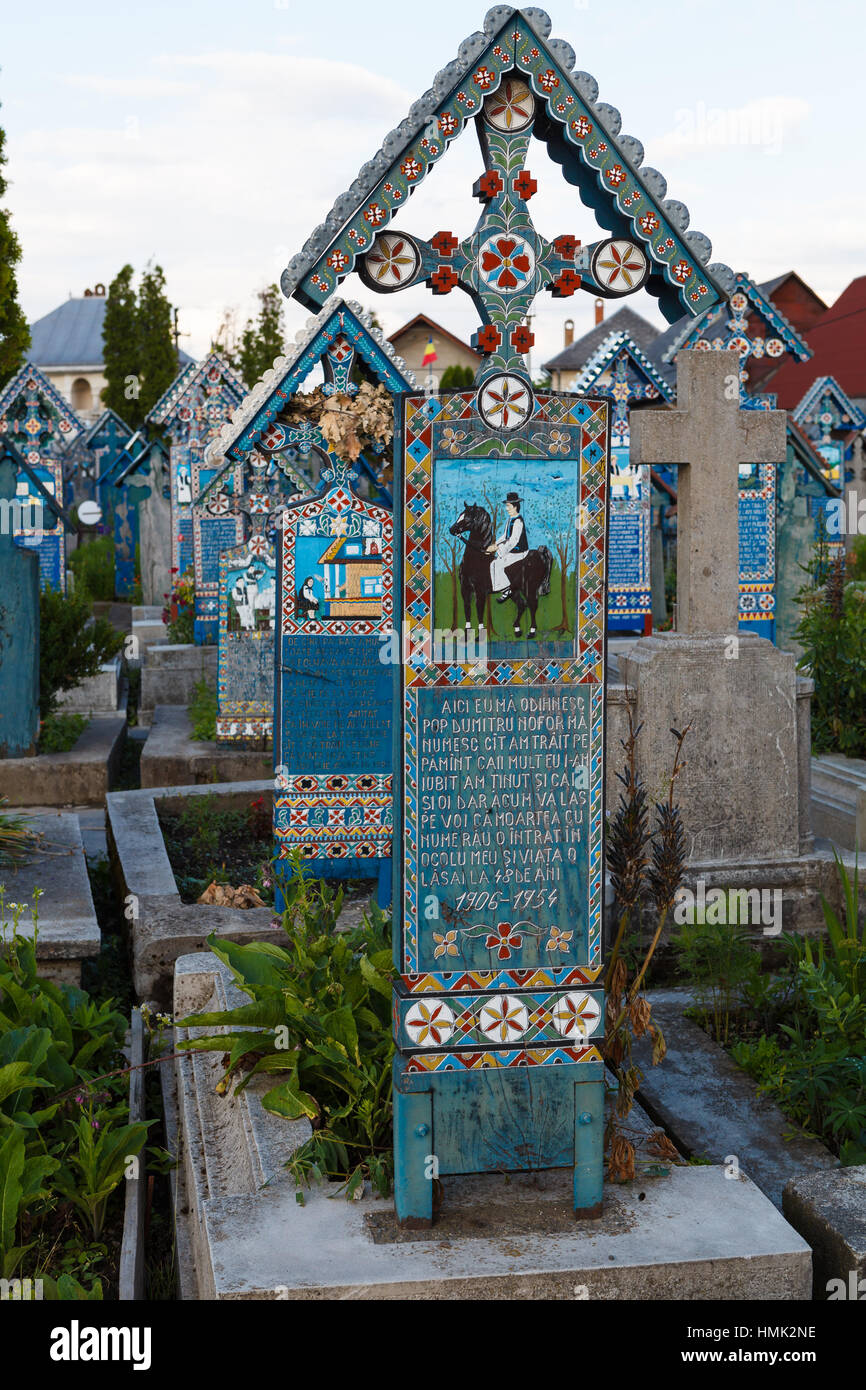 Il Cimitero allegro, famoso per le sue colorate lapidi covbered con dipinti naif descrivendo chi è morto Foto Stock