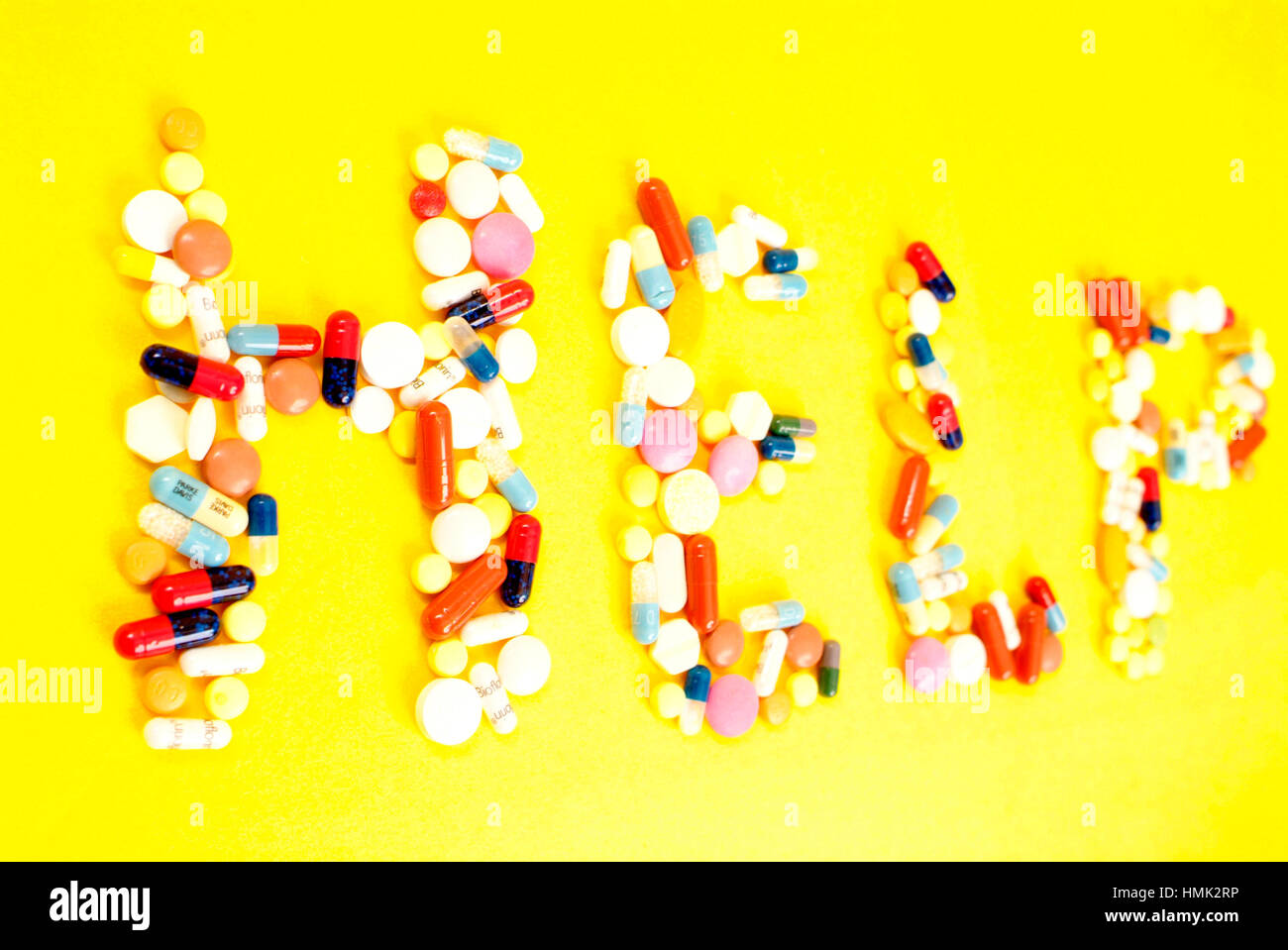Schriftzug aus Tabletten, Symbolbild Tablettensucht Foto Stock