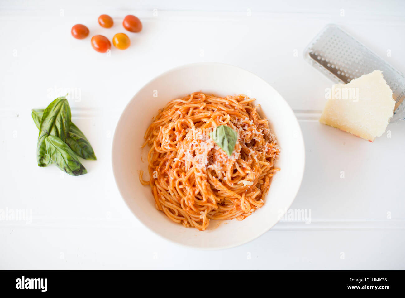 Pomodoro Pasta laici piatta su sfondo bianco Foto Stock