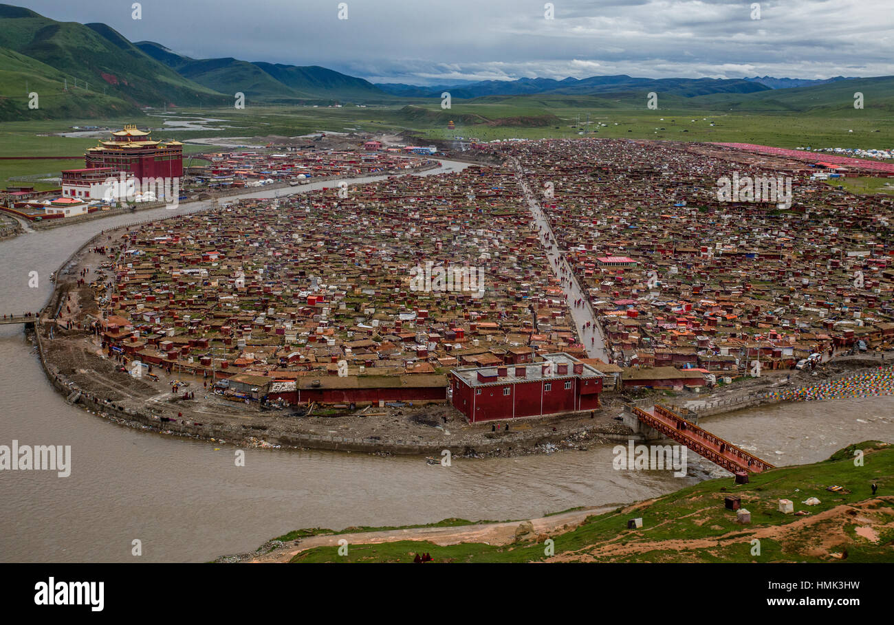 Yarchen Gar monastero e convento (亚青寺) in Sichuan, in Cina. Questa comunità monastica è cresciuto negli ultimi anni dal piccolo fiume camp al grande insediamento Foto Stock