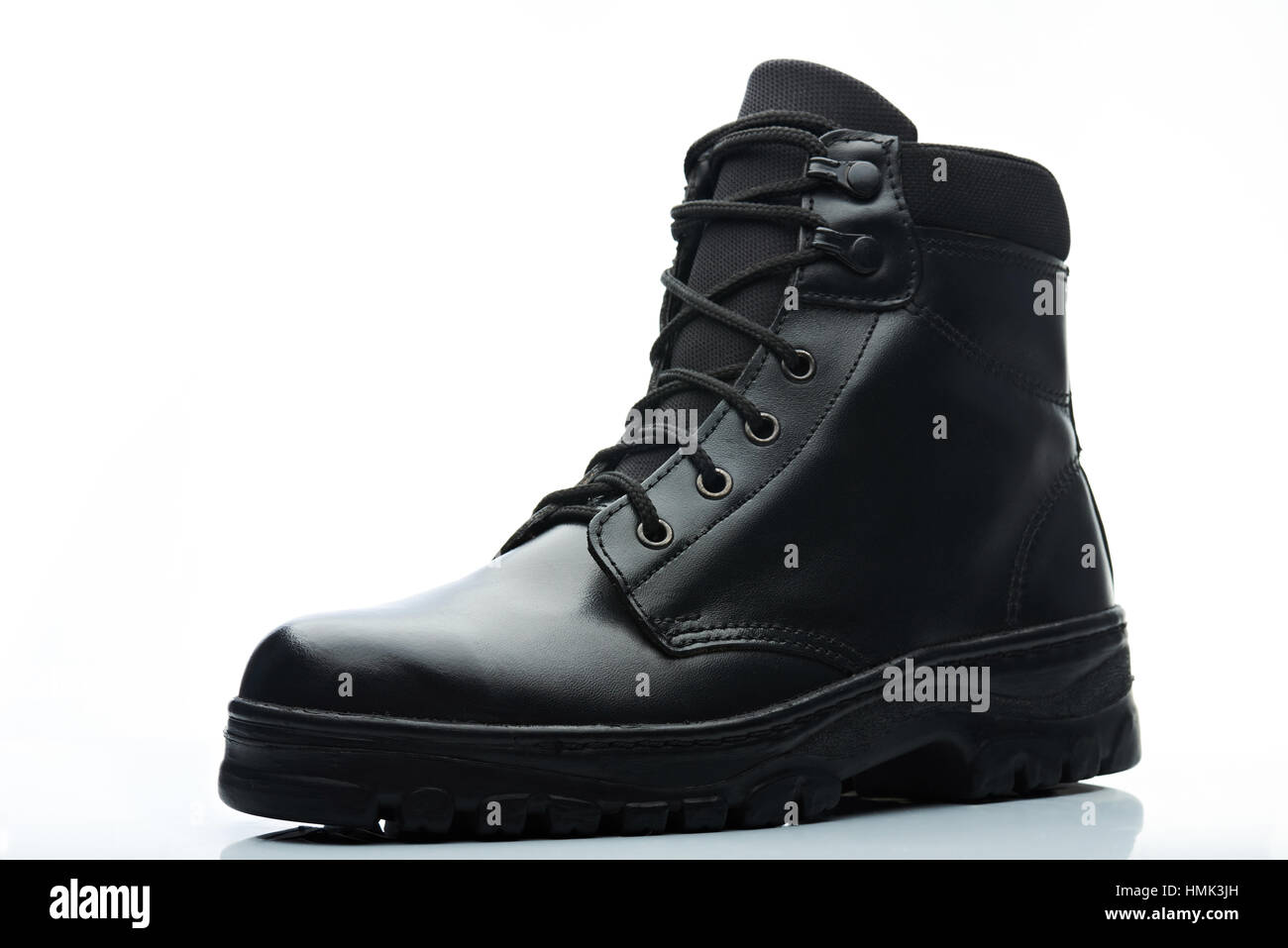In pelle nera di combattere gli uomini boot su sfondo bianco Foto Stock