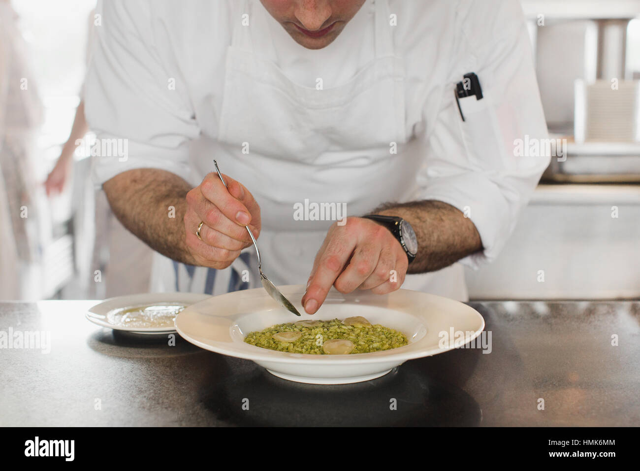 Le mani dello chef prepara deliziosi Risotti Foto Stock