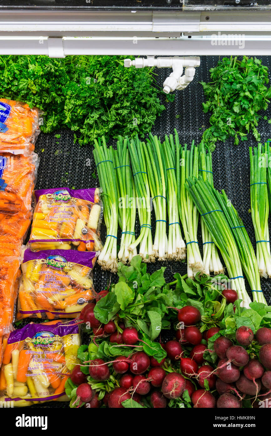 Insalata di verdure in un supermercato americano mantenuto fresco inder un appannamento spruzzi d'acqua. Foto Stock