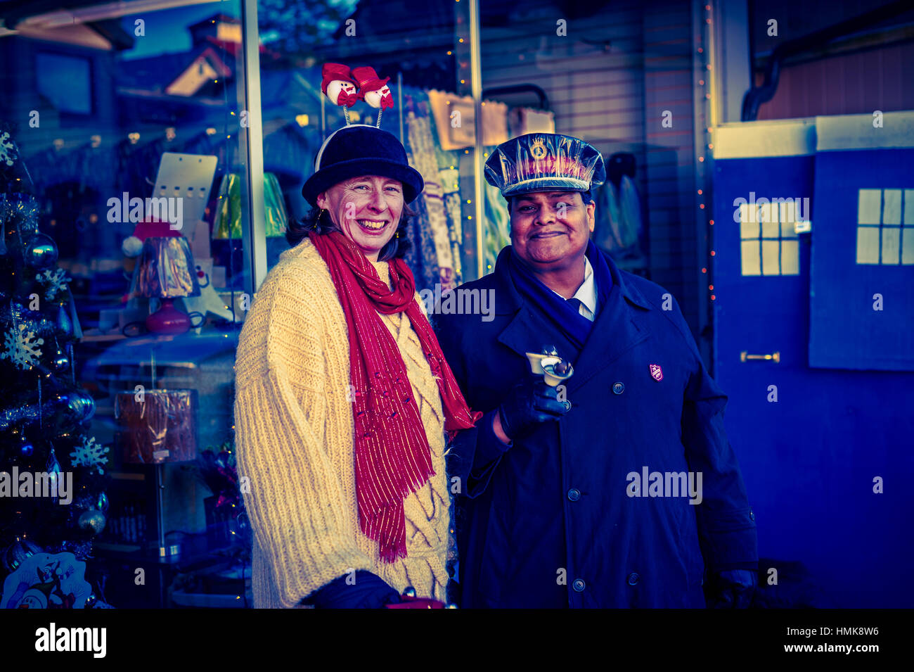 Jen e Dave - Esercito della Salvezza campana-ringer extraordinaire nel centro cittadino di Sitka, Alaska, Stati Uniti d'America. Foto Stock