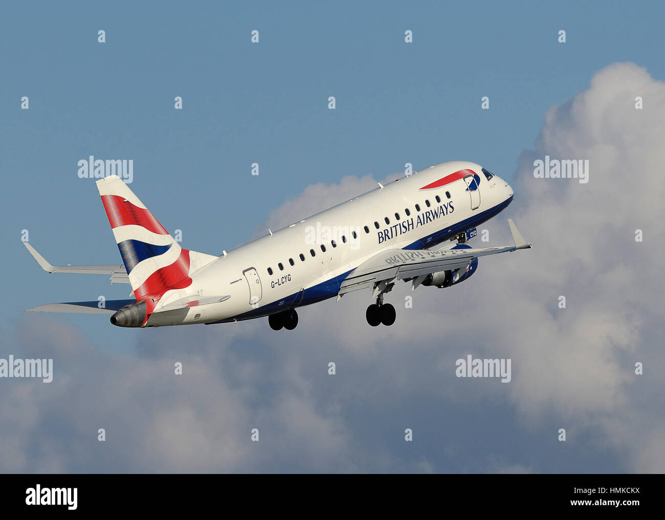 British Airways BA CityFlyer Embraer 170 arrampicata fuori dopo il decollo Foto Stock