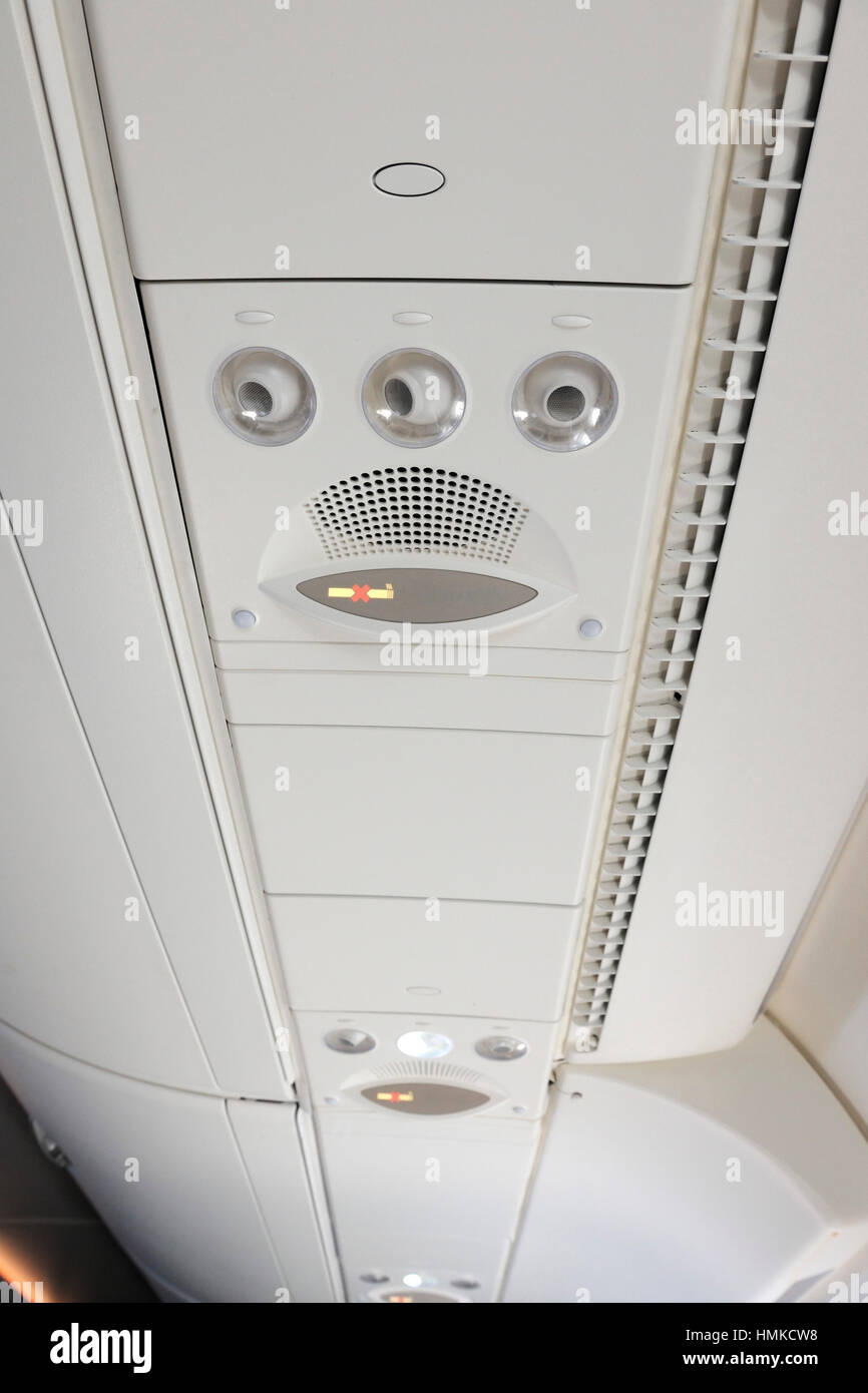 Tettuccio di fresco-aeratori vietato fumare in economy-class cabin Singapore Airlines Airbus A380 lungo il tragitto di volo numero di SQ317 Foto Stock