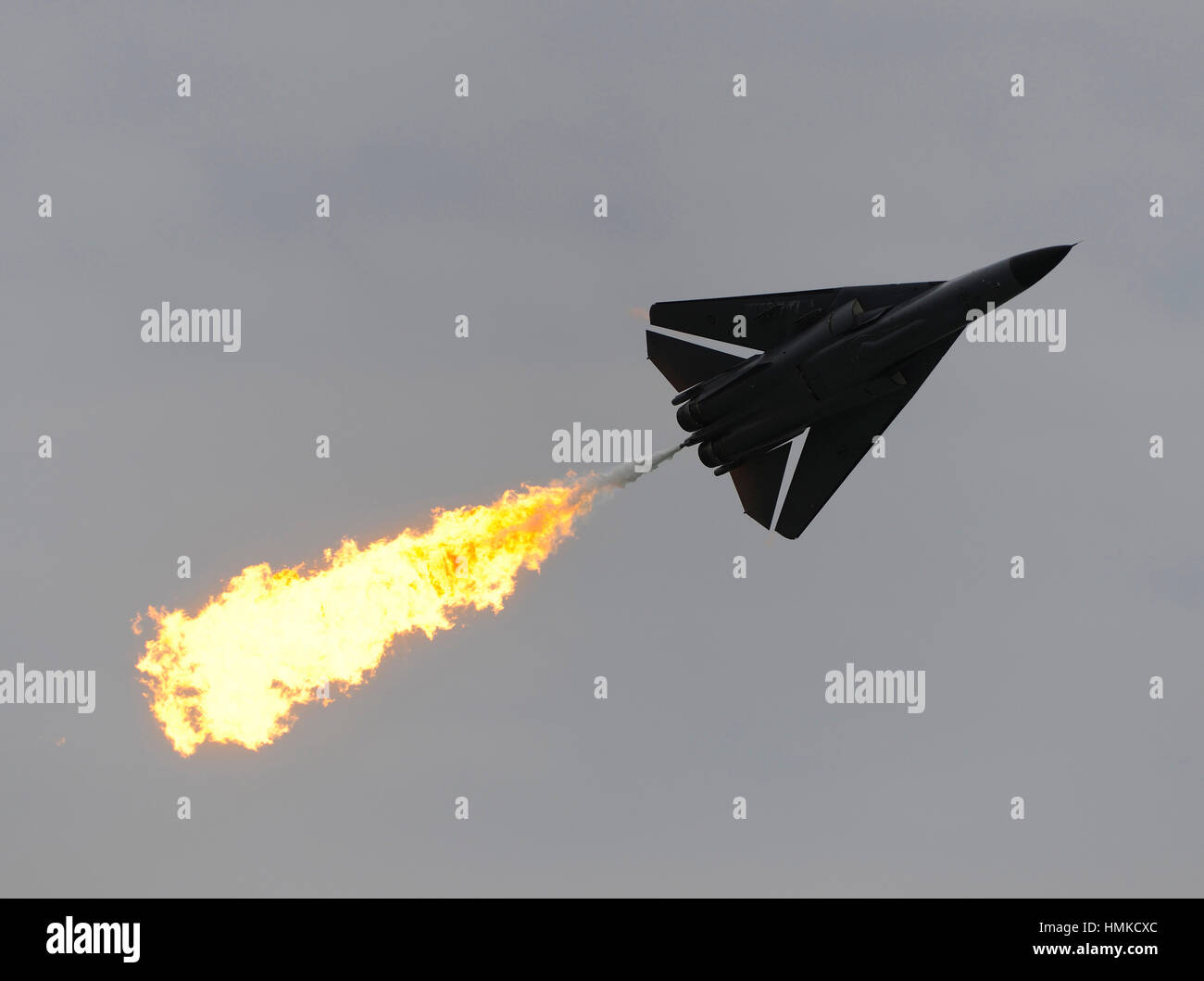 Royal Australian Air Force RAAF General Dynamics F-111C Aardvark ÔDragonÕs burnÕ in flying-display a Singapore-Airshow 2010 Foto Stock