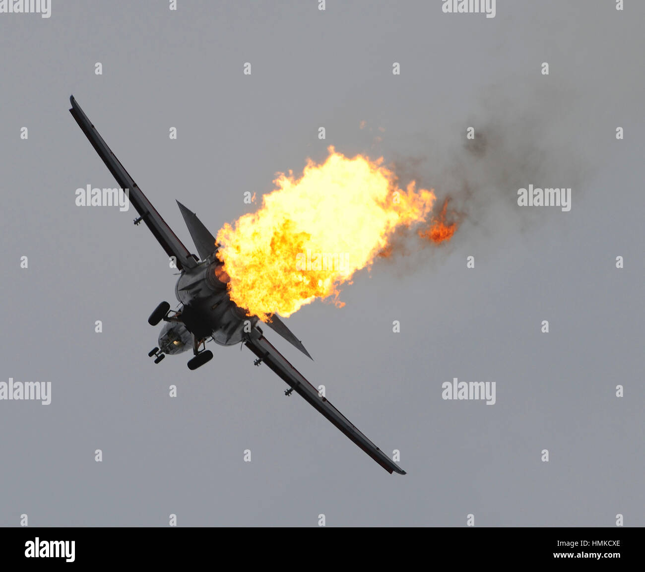 Royal Australian Air Force RAAF General Dynamics F-111C Aardvark ÔDragonÕs burnÕ in flying-display a Singapore-Airshow 2010 Foto Stock