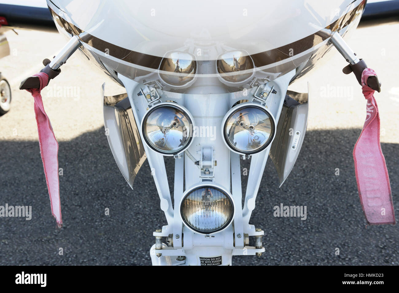 Sottocarro nosewheel luci su una sinergia Aviation Beechcraft King Air B200GT Foto Stock