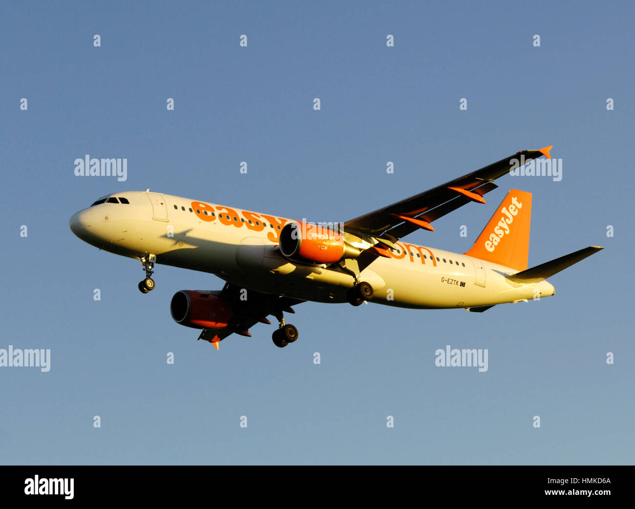 EasyJet Airbus A320-200 sul finale-approccio a Gatwick Foto Stock