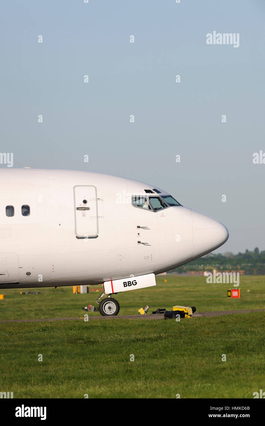 Naso di Air Baltic Boeing 737-500 in rullaggio a Gatwick Foto Stock