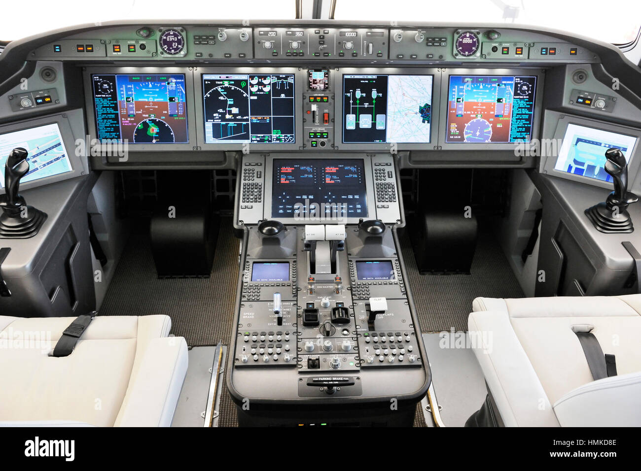 Il controllo dell'account utente di MS-21 Rockwell-Collins vetro-cockpit mock-up nell'UAC MS-21 pavillion all'Airshow di Farnborough 2010 Foto Stock