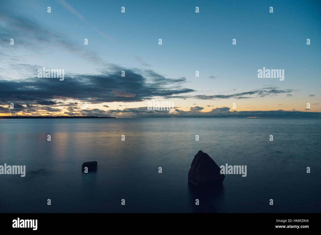 Sagome di pietra contro il meraviglioso tramonto, una lunga esposizione immagine Foto Stock
