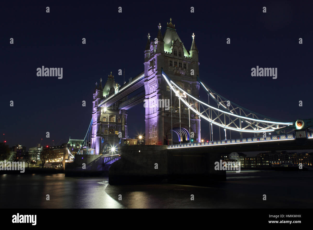 Il Tower Bridge di Londra di notte e illuminate con luci viola. Foto Stock