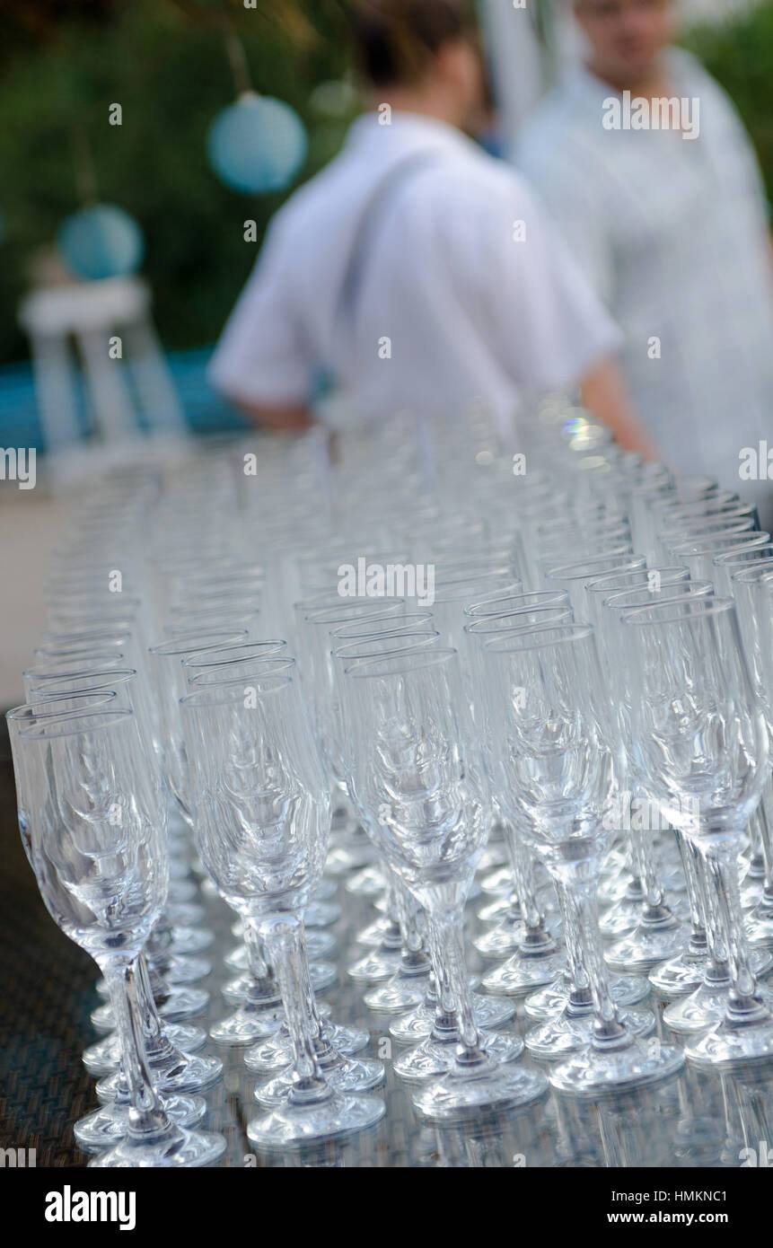 Bicchieri di bianco vino spumante champagne sacco di close-up Foto Stock