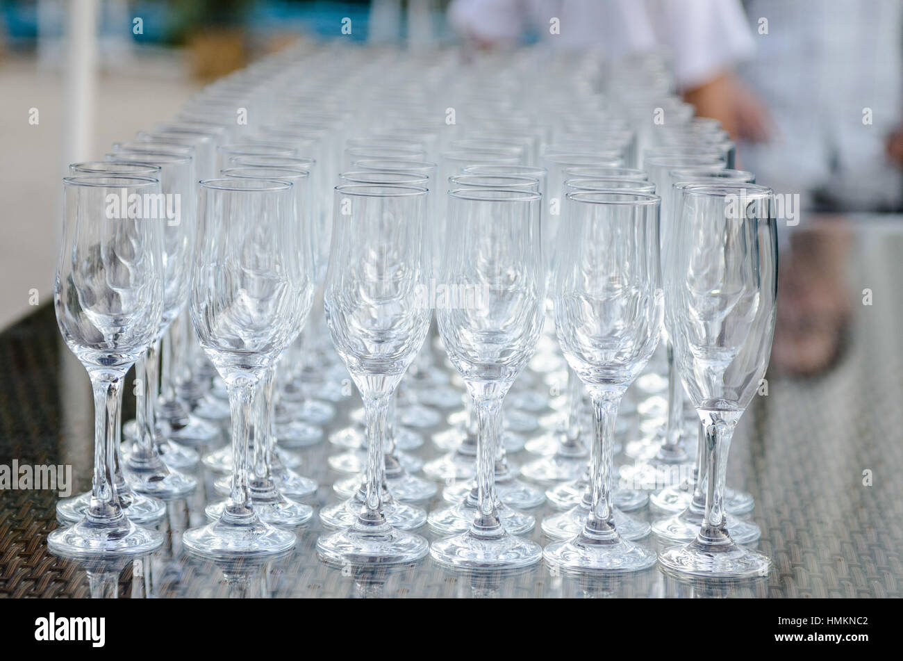 Bicchieri di bianco vino spumante champagne sacco di close-up Foto Stock