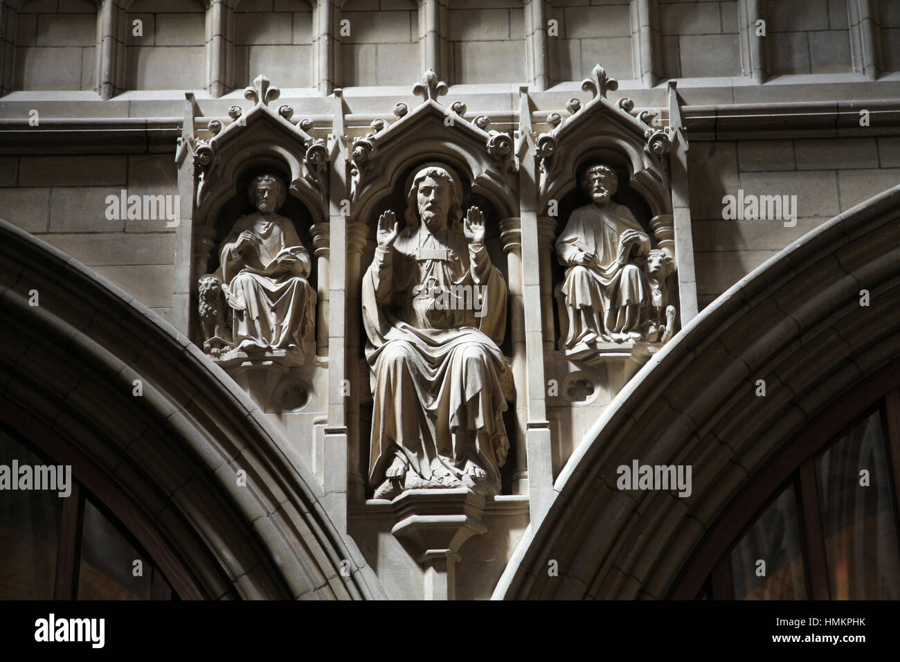 TRURO Inghilterra scultura in pietra calcarea sulla facciata della Cattedrale Foto Stock