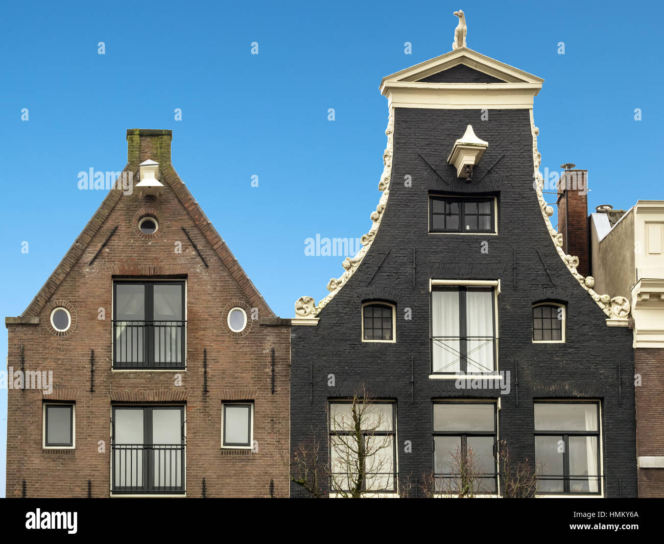 Gables di tipiche case olandesi in Amsterdam, Paesi Bassi Foto Stock