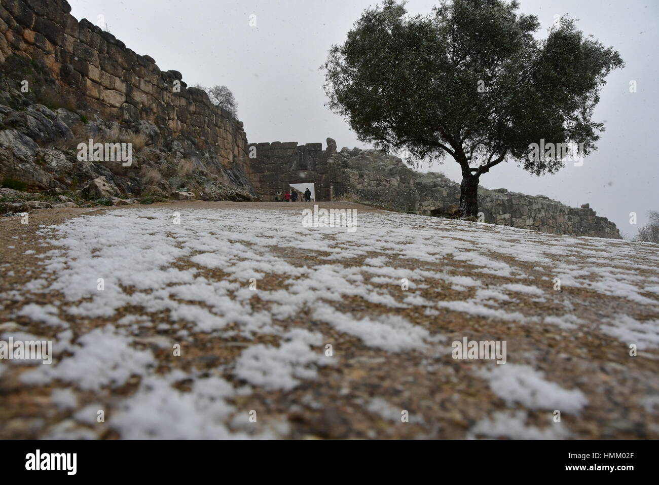 Una vista generale su neve caduta nel sito archeologico di Micene, Grecia, 07 gennaio 2017. Un ondata di freddo in tutta la Grecia determinando temperature a dro Foto Stock