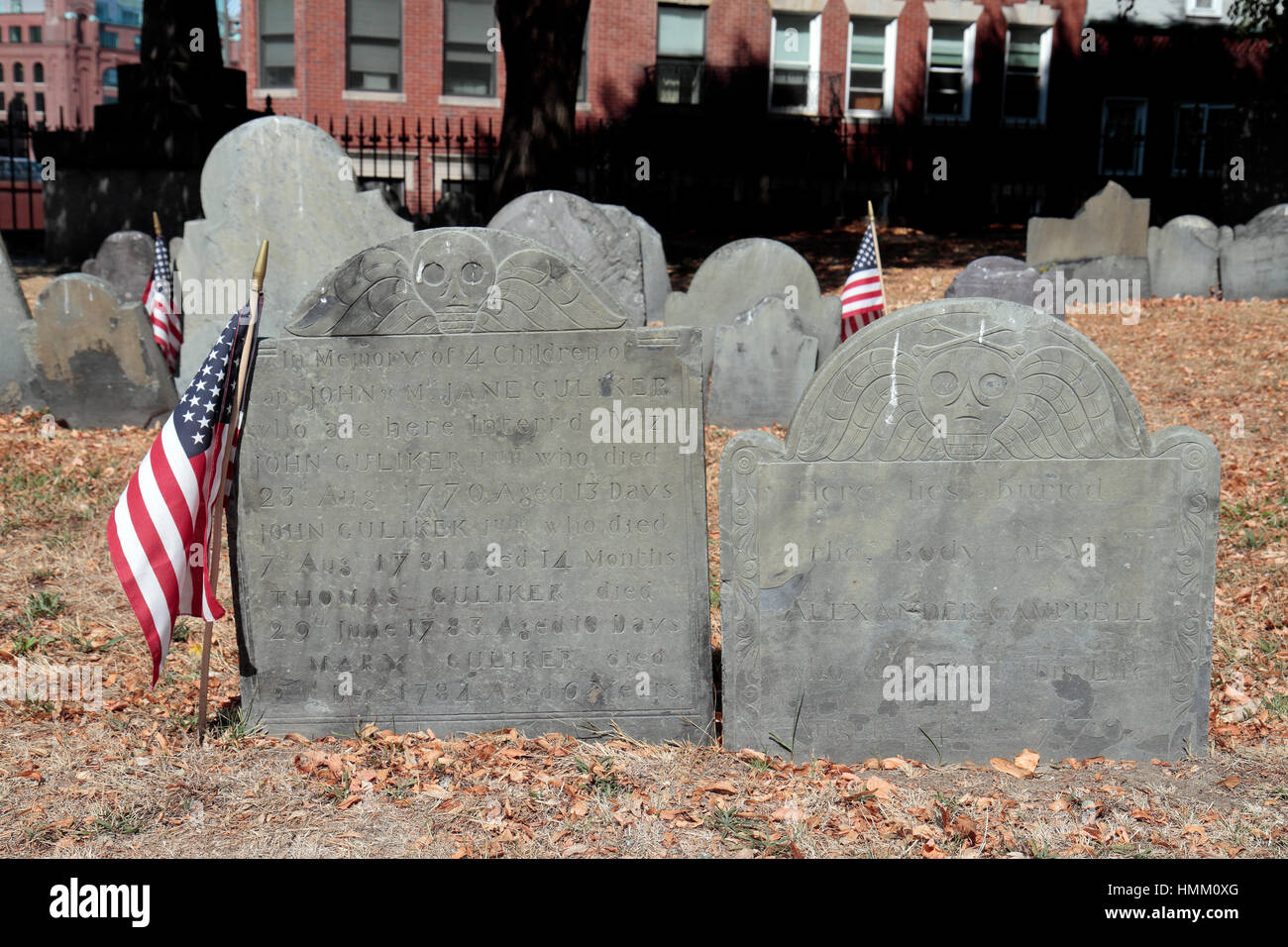 Lapide tipica con bandiera americana in Copp sulla collina di massa di seppellimento di Boston, Massachusetts, Stati Uniti. Foto Stock