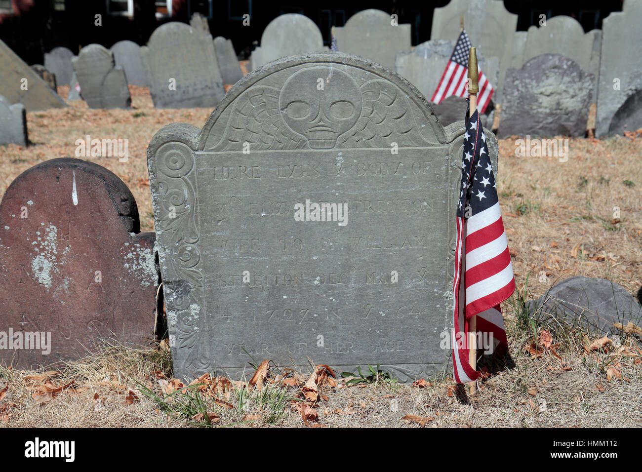 Lapide tipica con bandiera americana in Copp sulla collina di massa di seppellimento di Boston, Massachusetts, Stati Uniti. Foto Stock