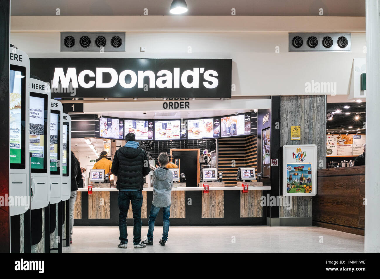 Clienti al punto di raccolta McDonald's Cafe Foto Stock