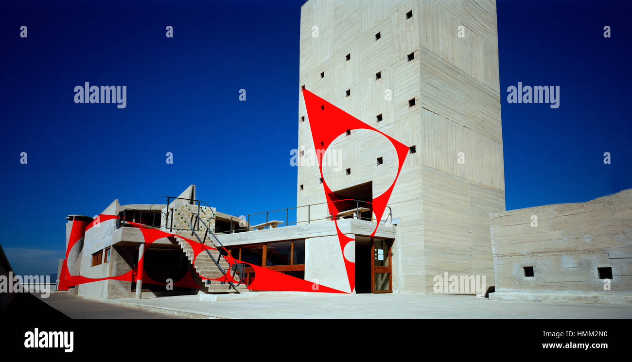Artwork da Felice Varini al Unite d'Habitation a Marsiglia in Provenza in Francia. Edificio Brutalist di Le Corbusier Foto Stock