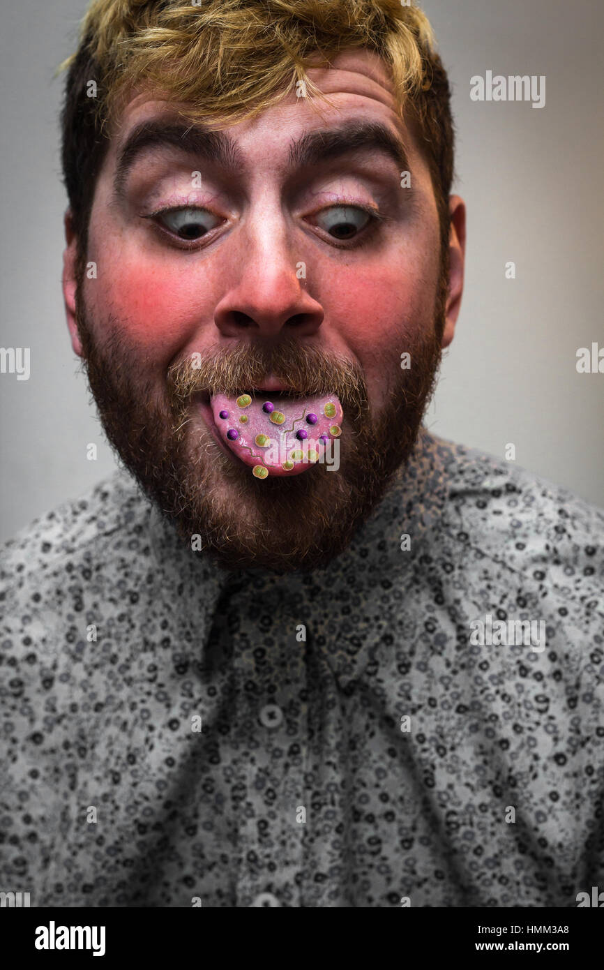 Malati ferve l uomo con la bocca coperta in batteri e virus Foto stock -  Alamy