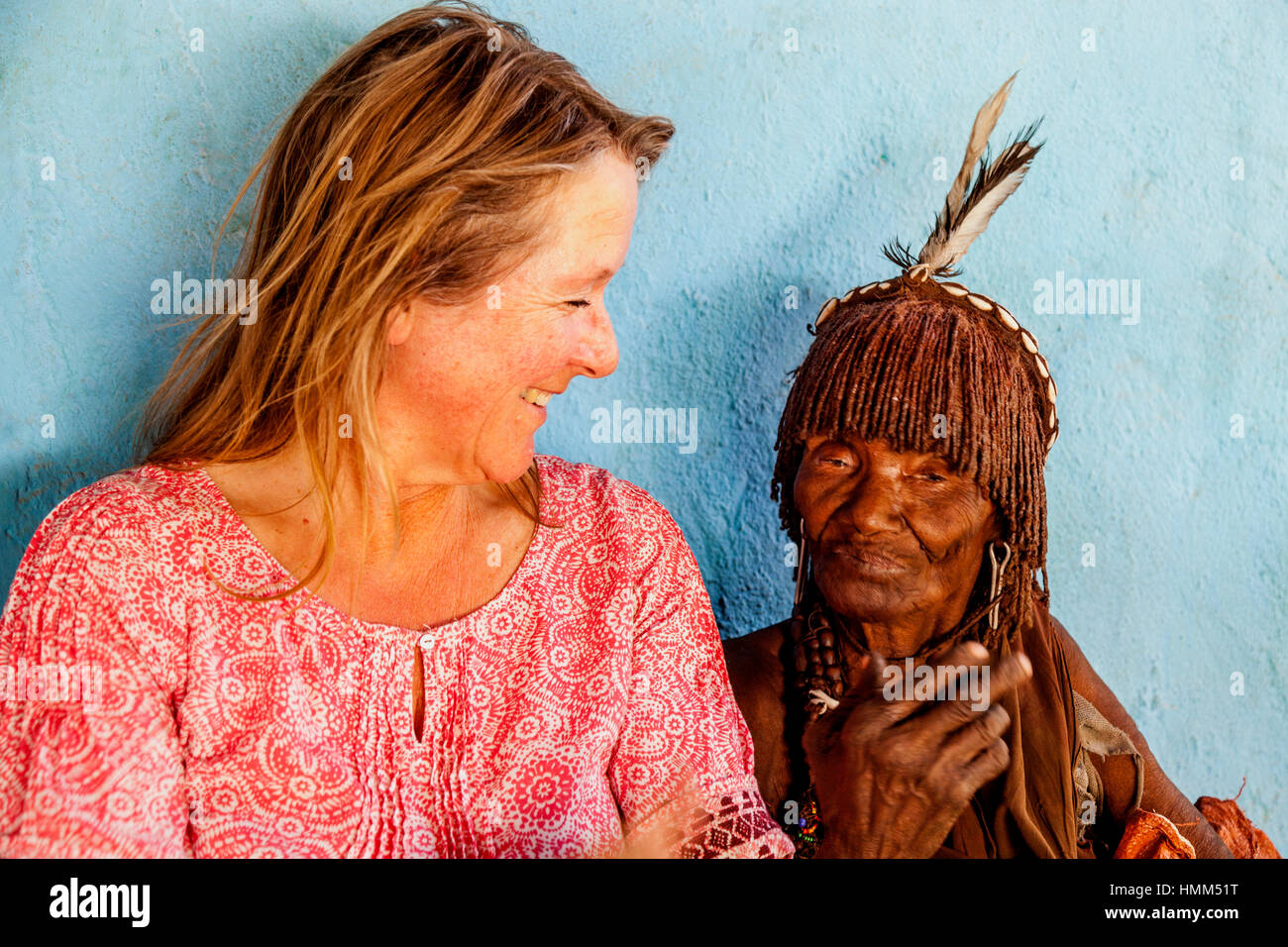 Un turista chat per un anziano Hamer Tribeswoman a Turmi lunedì mercato, Turmi, Valle dell'Omo, Etiopia Foto Stock