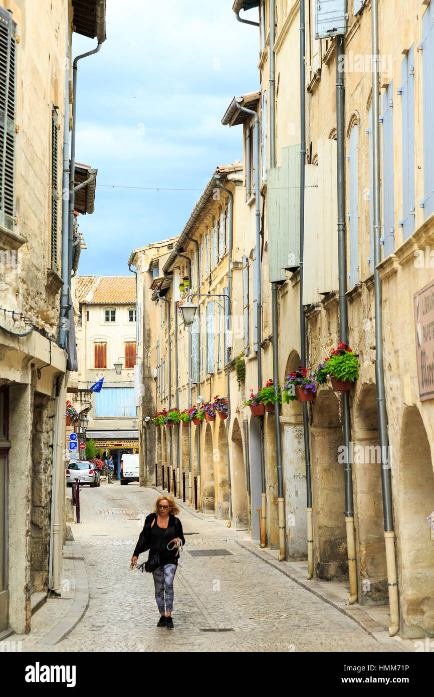 Donna che cammina verso il basso medioevo stretta strada arcuato in Tarascon, Provenza, Francia Foto Stock