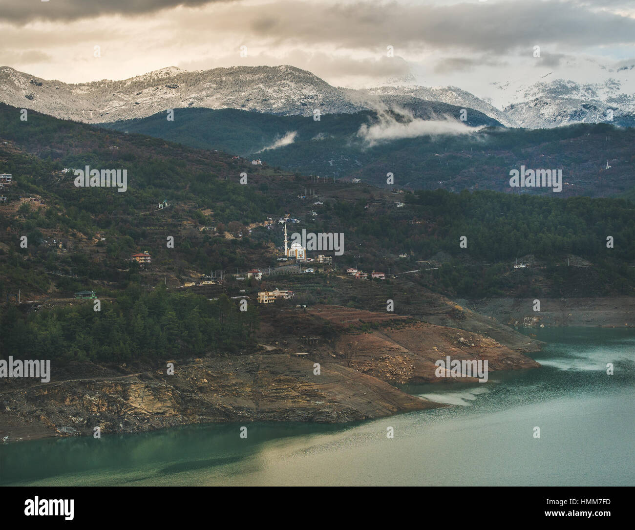 Dim Cay stagno di storage e le montagne coperte di neve, Alanya Foto Stock