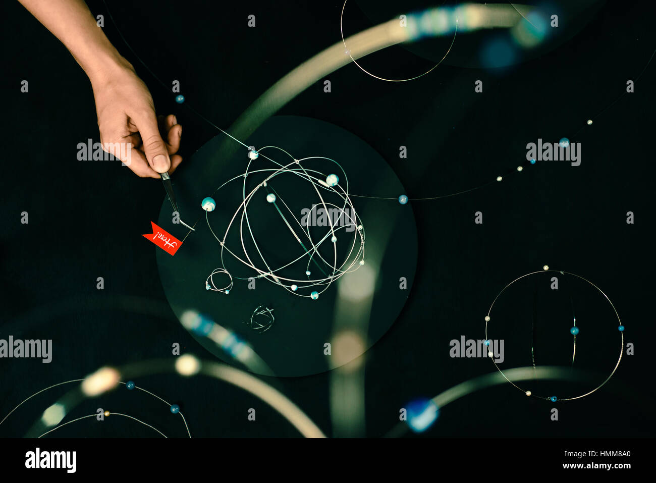 Modello orbitale realizzate in filo metallico con un po' di bandiera rossa Foto Stock