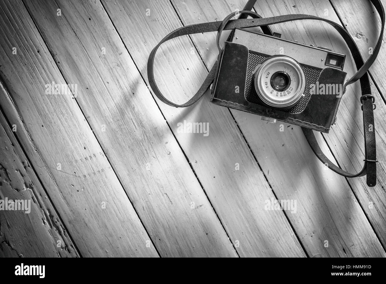 Lo sfondo della fotografia con la vecchia macchina fotografica e tavolo in legno Foto Stock