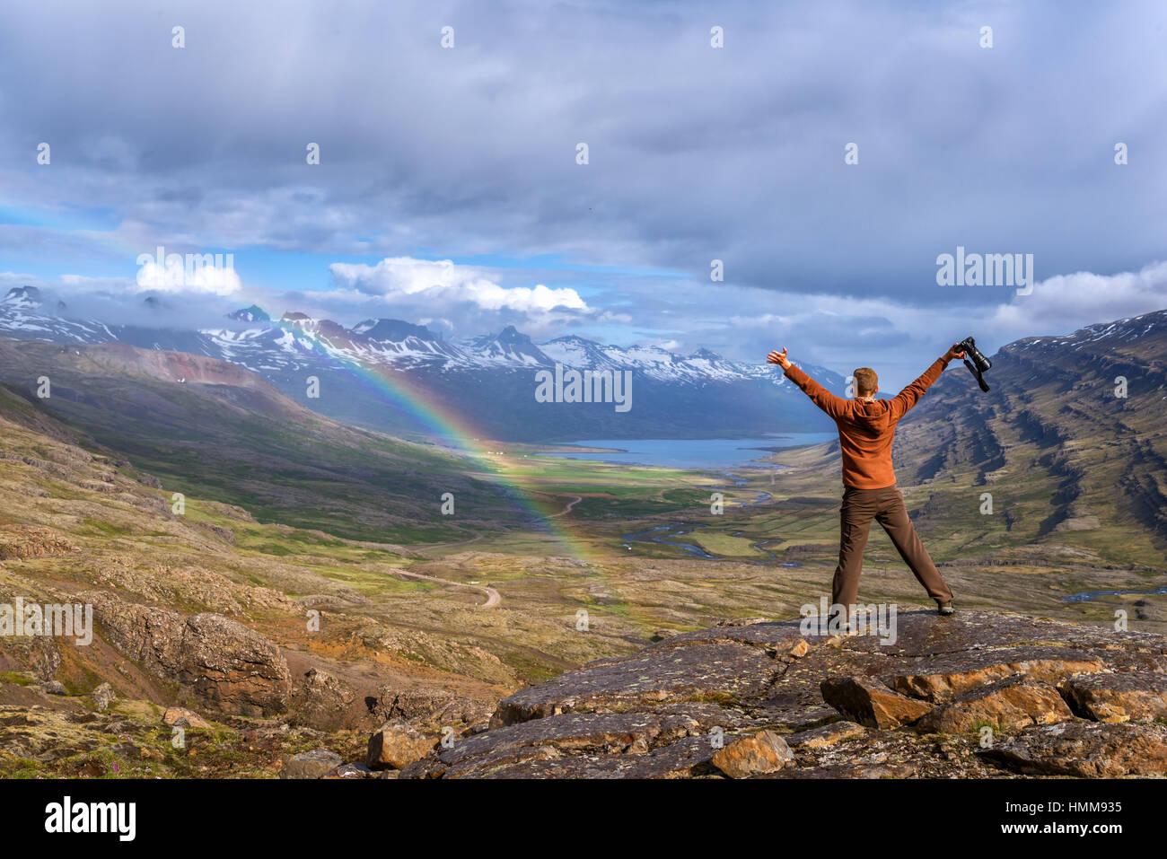 Turisti in un paesaggio Islanda lo sfondo con il fiordo e rainbow Foto Stock