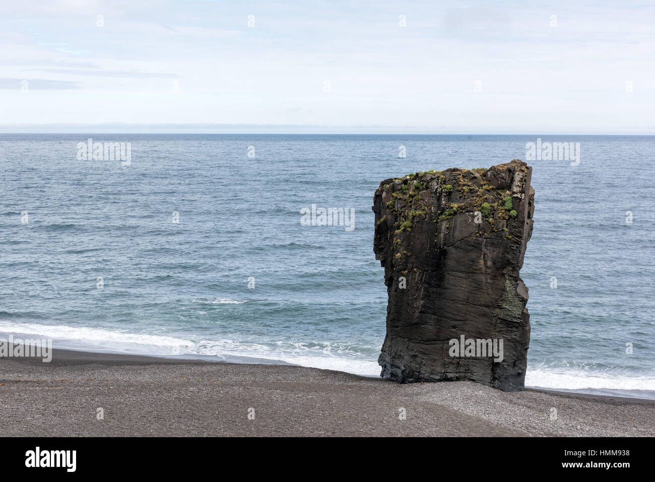 Solo roccia di basalto sul litorale di Islanda Foto Stock