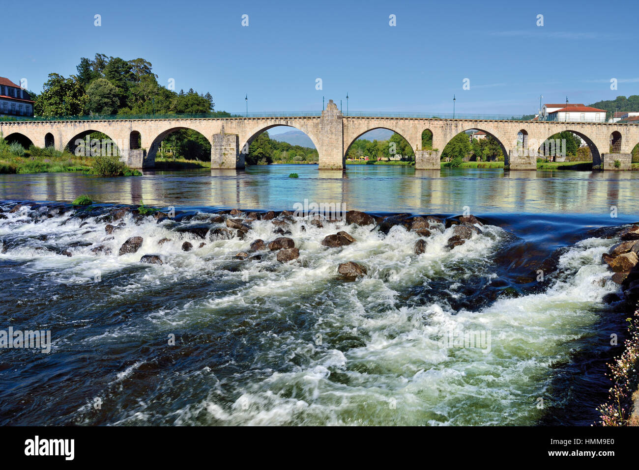 Il Portogallo, Minho: un ponte medievale sul fiume Lima in Ponte da Barca Foto Stock