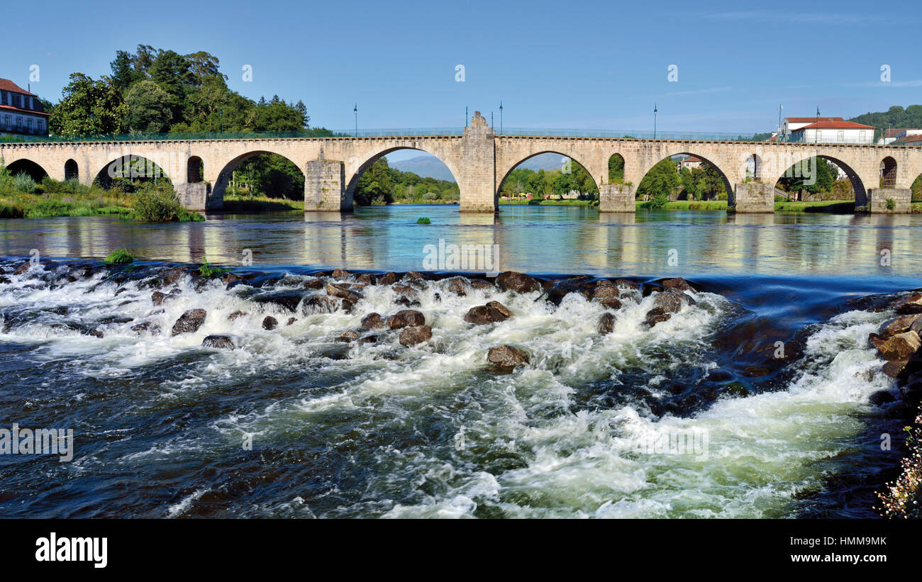 Il Portogallo, Minho: un ponte medievale sul fiume Lima in Ponte da Barca Foto Stock