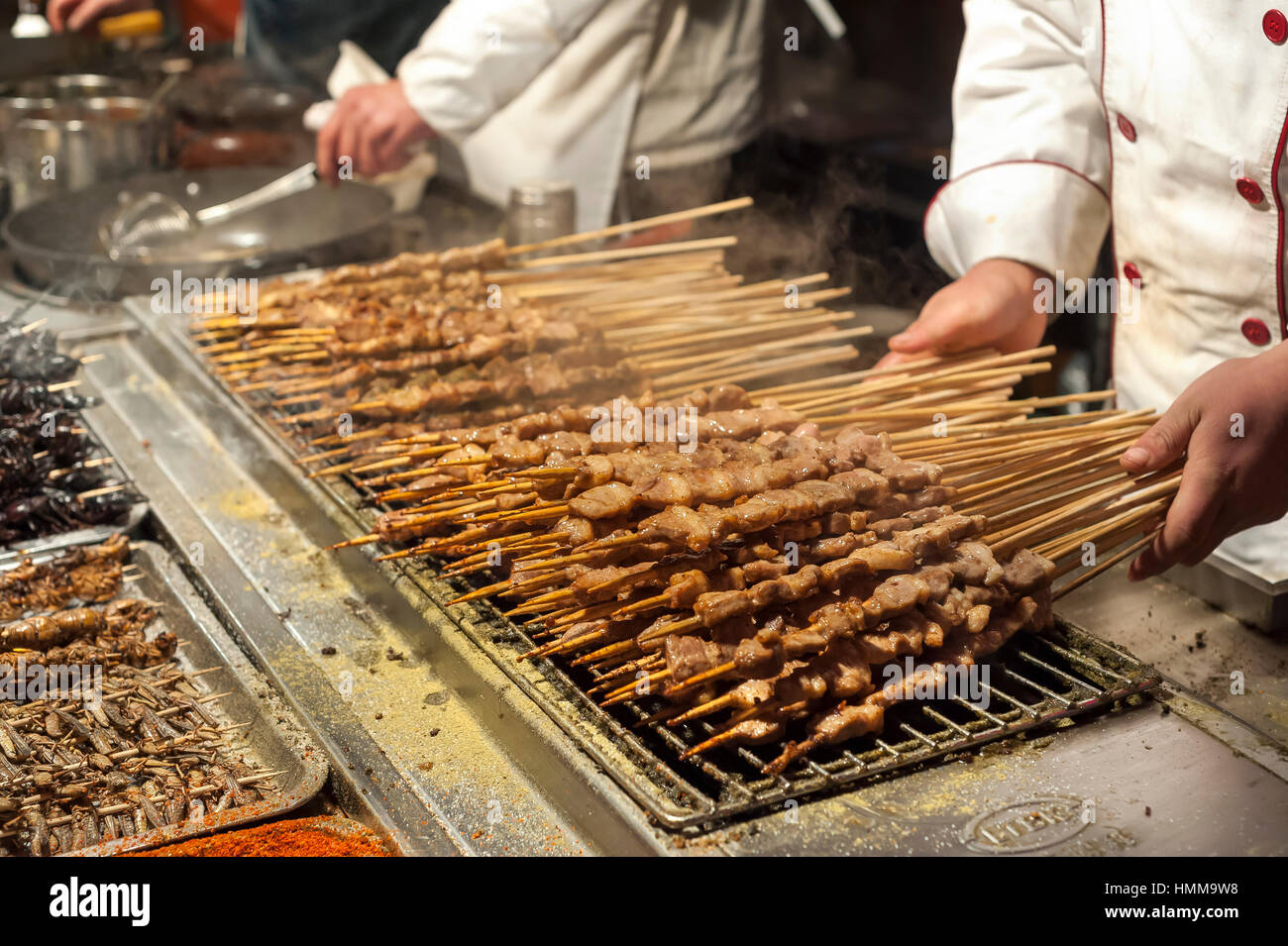 Carne alla griglia su bastoni a wangfujing mercato notturno, Pechino Foto Stock