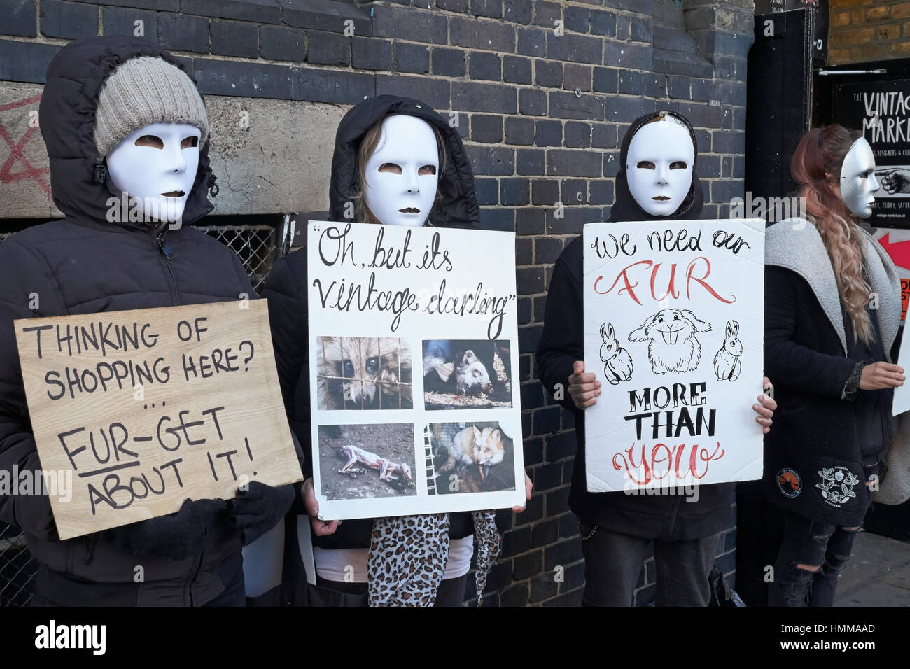 Attivisti per i diritti degli animali che manifestano contro la pelliccia e pelletterie. Brick Lane, Londra, Regno Unito. Foto Stock