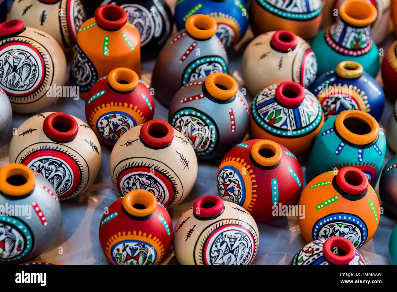 Bellissimi oggetti decorativi destinati alla decorazione di interni per la  vendita in un negozio Foto stock - Alamy