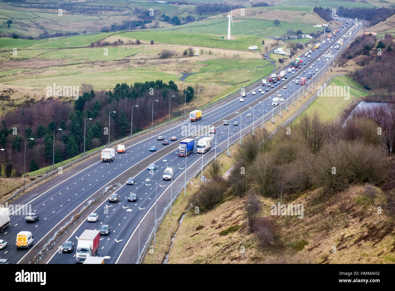 Vista dal ponte Scammonden oltre l'autostrada M62, Scammonden, Kirklees, West Yorkshire Foto Stock